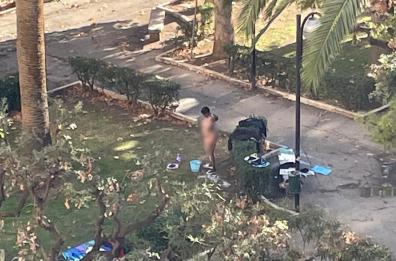 Si spoglia completamente e si lava in piazza Umberto, davanti agli occhi di tutti: a Bari un'altra pagina di degrado
