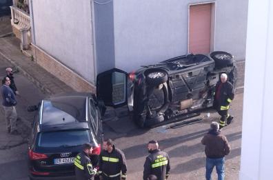 Alliste, scontro tra due auto: una si ribalta e finisce contro un'abitazione