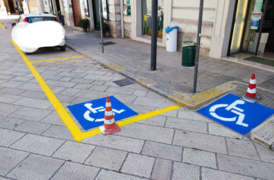 Monopoli, i furbetti del pass disabili: Porsche sui parcheggi riservati per andare a fare shopping