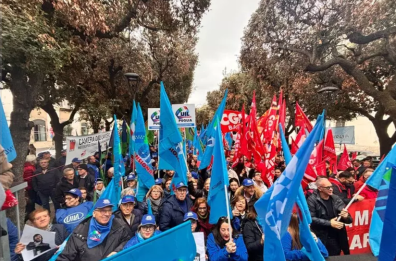 Sciopero generale, a Bari piazza Massari gremita di manifestanti contro la manovra: «Governo sordo, assente e bugiardo»