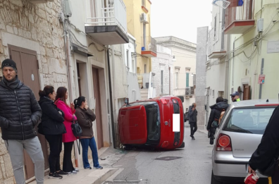 Santeramo, auto si ribalta durante la marcia e finisce contro un palazzo: conducente illeso