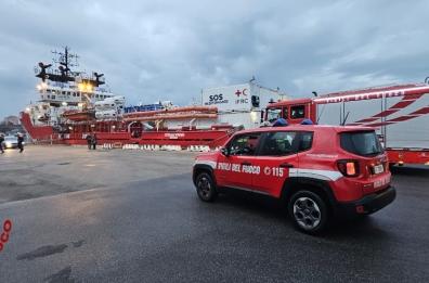 Migranti, arrivata a Brindisi in piena notte la nave Ocean Viking: sbarcati in 48, 44 sono minori