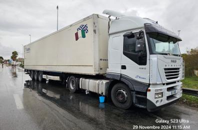 Tir perde gasolio alle porte di Bari: code sulla SS100 in direzione del centro, traffico in tilt