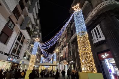 Conto alla rovescia per il Natale: a Bari si accendono le prime luminarie tra le vie del centro