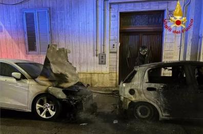 Notte di roghi a Brindisi. A fuoco tre auto e un'abitazione, salvata una ragazza 