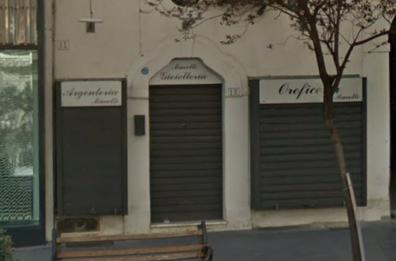 Foggia, tentano di rapinare gioielleria in pieno centro ma il titolare li mette in fuga: «Provo tanta rabbia»