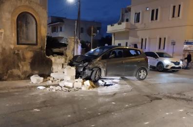 Gagliano del Capo, auto e furgone si scontrano e la macchina sfonda il muro di una casa
