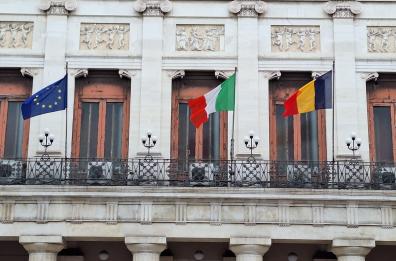 Bari, la bandiera della Romania sventola sulla facciata del Comune per la Giornata della Grande Unione
