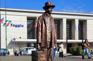 Foggia, «Il Viaggiatore» torna a casa: si ricolloca la statua nel piazzale della stazione ferroviaria