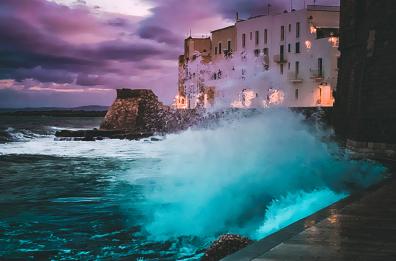 Vento freddo sulla Puglia, a Monopoli la mareggiata è uno spettacolo
