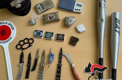 Lecce, in casa con droga, mazze da baseball e coltelli: arrestati due minorenni per spaccio 