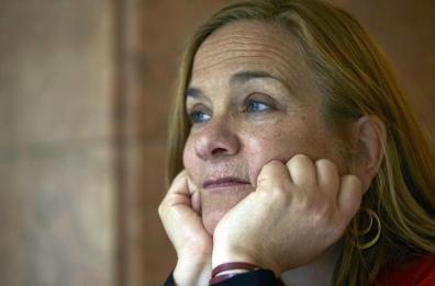 Tracy Chevalier, l'intervista alla scrittrice: «Le donne dei miei romanzi insegnano la sorellanza e il coraggio»