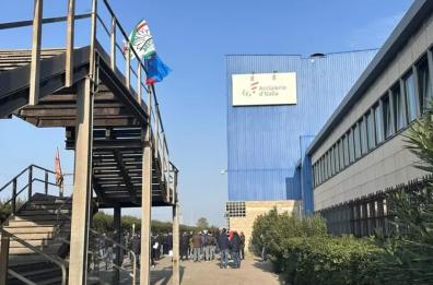 Taranto, incendio all'ex Ilva durante i lavori. I sindacati: «Area irrespirabile, la nostra salute a rischio»