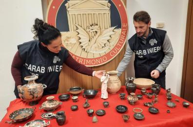 Ricettazione e traffico illecito di reperti archeologici: 4 arresti tra Puglia e  Lazio