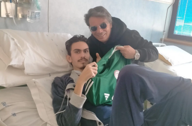 Strage di tifosi del Foggia dopo incidente: il 18enne Matteo sta meglio, virale è la foto con Eziolino Capuano
