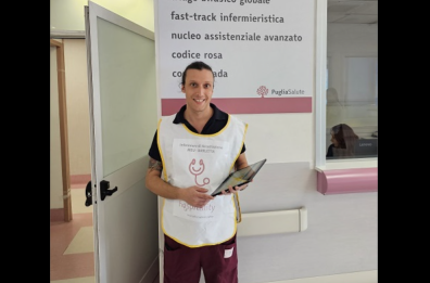Andria, all'ospedale Bonomo un infermiere «armato» di tablet: la sperimentazione è un successo