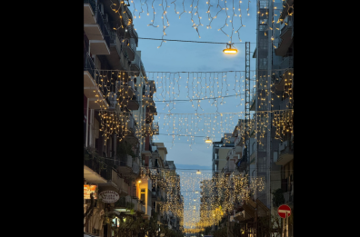 Bari, Madonnella s'illumina per Natale: «Non accadeva da 20 anni. Grazie ai commercianti del quartiere»