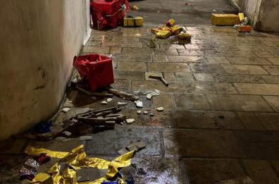 Alliste, danneggiano gli addobbi di Natale nei vicoli: lucine strappate, festoni a terra, poi chiedono scusa