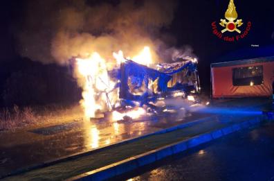 A Calimera va a fuoco un food truck, furgone per la vendita di cibo e bevande: si indaga