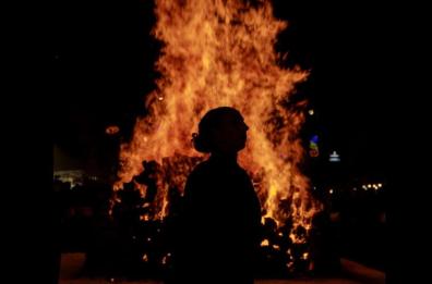 A Capurso rivive l'antico rito delle Fanoje: tutti attorno al fuoco per dare inizio al Natale