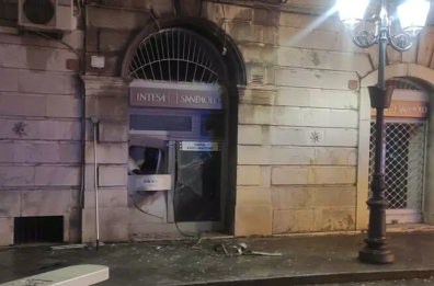 Roseto Valfortore, fanno esplodere bancomat e fuggono: è caccia ai ladri