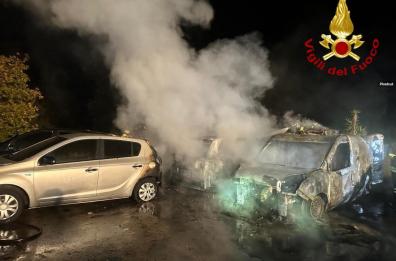 Notte di fuoco a Calimera: in fiamme 8 auto parcheggiate nel piazzale di un'officina