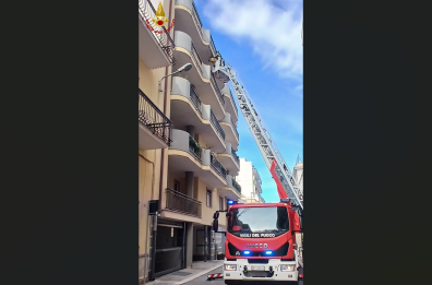 Triggiano, due squadre di vigili del fuoco mettono in sicurezza un cornicione pericolante 