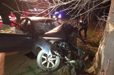 Mercedes contro albero tra San Severo e Apricena: nulla da fare per i due occupanti, morti sul colpo