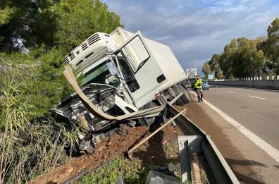 Camion sfonda guardrail ed esce fuori strada: traffico interrotto sulla SS274 a Gallipoli