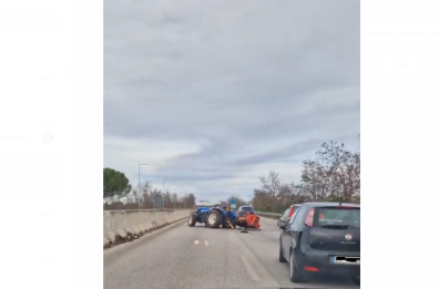 Incidente sulla Bari Bitritto, un trattore si ribalta nello scontro con un'autovettura