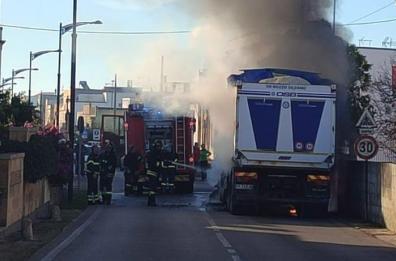 Camion prende fuoco alle porte di Ortelle: automobilista avvisa il conducente che si mette in salvo
