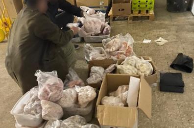 Quintali di alimenti non tracciati, anche carne e pesce, e botti illegali: maxisequestro in un ristorante cinese a Lecce