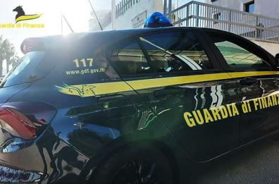 Bari, rubavano merci durante controlli al porto: chiuse indagini su 4 finanzieri e 3 doganieri. Frode da 10 milioni, 4 arresti