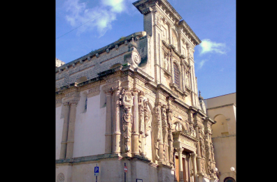 Nardò, si arrampica sulla facciata della chiesa e minaccia di lanciarsi nel vuoto: salvato 33enne