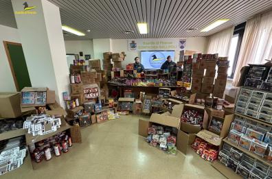 Lecce, GdF sequestra tonnellate di fuochi d'artificio illegali e 37mila giocattoli contraffatti