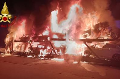Paura a Sannicola: a fuoco autocarro che trasportava nove macchine, nessun ferito