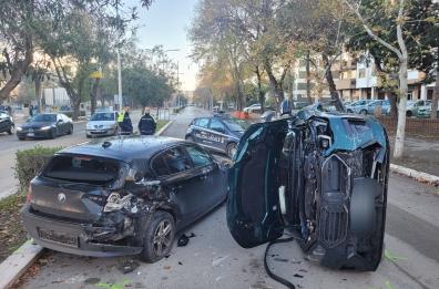 Perde il controllo della Bmw e si schianta contro altre due Bmw parcheggiate: paura per un 20enne a Foggia