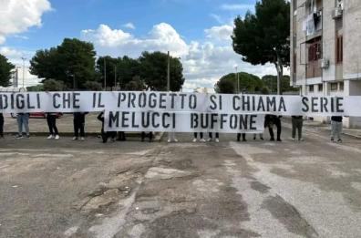 Taranto calcio, monta la polemica: in città striscioni contro il sindaco e il vice sindaco. E fuori dallo Iacovone preso d'assalto il bus dei giocatori