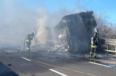 Tir carico di vino in fiamme sulla SS379 a Cisternino: statale chiusa in entrambe le direzioni