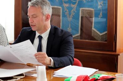 Melissano, uno «scudo» protettivo per il sindaco Conte