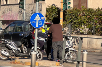 Senza casco sul monopattino, anche a Bari scattano le prime multe: è tolleranza zero