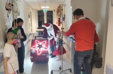 Babbo Natale Barese e i suoi elfi consegnano i regali ai bimbi di Oncoematologia Pediatrica