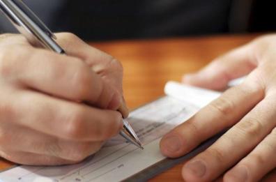 Lecce, l'assessore Guido trova per terra un assegno da 49 milioni: restituito al proprietario