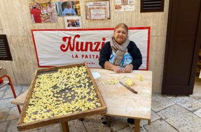 Bari, continua l'«orecchiette gate»: multa da 5mila euro per Nunzia e stop al ristorante in casa