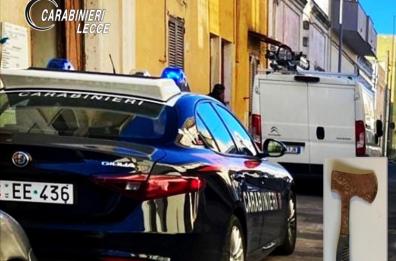 Casarano, esegue lavori di intonacatura su un muro: il vicino lo colpisce alla testa con un'accetta
