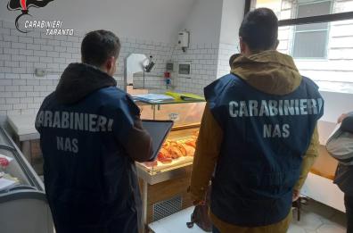 Carne, pesce, riso e farine invasi dai parassiti: a Taranto sequestro da 200kg, denunciata titolare di un negozio