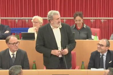 Regione, ok al bilancio: norma anti-sindaci, Aqp e tante mance. Il commiato di Emiliano: «La mia ultima volta, ho fatto il mio dovere»