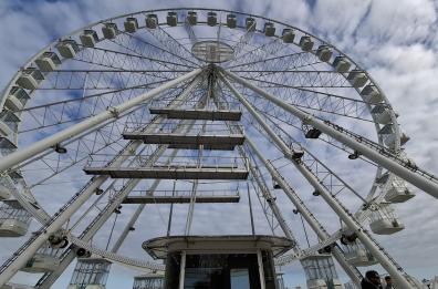 Bari, bentornata ruota panoramica: si riprende a «girare» in Largo Giannella