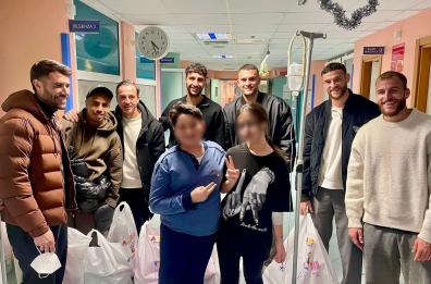 Bari Calcio, i giocatori in visita all'ospedaletto pediatrico: sorrisi e doni per Natale