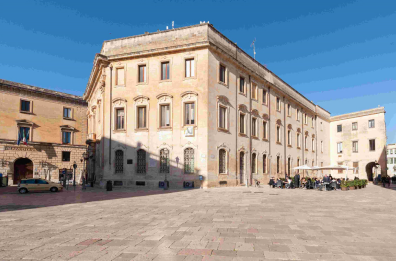 Lecce, vandali contro Palazzo Carafa: due targhe divelte e gettate nella spazzatura